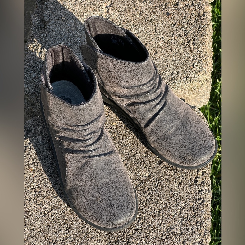 Like New~Women’s~Size 6 M~Cloud Steppers by Clark~Gray Ankle Booties~BR​